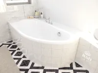 BADLAND Eckbadewanne Badewanne Miki LINKS 145x85 mit Ablaufgarnitur, Füßen und Styroporverkleidung GRATIS