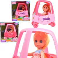 Eine Puppe in einem Auto