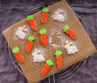 Dr. Oetker Ausstecher "Hase und Karotte", Keks- und Plätzchenform aus der Serie "Goldiges Ostern" (Farbe: Silber), Menge: 2 Stück