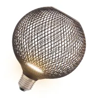 OSRAM DECOR LED FLAT GLOBE je plochá kulatá žárovka s příkonem 3,5 W, 300 lm/2700 K, v teplé bílé barvě 827, matná, z plastu v černé barvě, se závitem E27, nestmívatelná, průměr 125 mm.