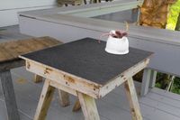 Wallario selbstklebende Möbelfolie/ Tischdecke für Innen und Außen, Größe: 70 x 70 cm - Schwarze Schiefertafel Optik - Steintafel
