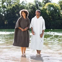 HOMELEVEL Badeponcho Damen und Herren - Surf Poncho aus 100% Baumwolle - Tuch für Erwachsene - Uni Bademantel - Badetuch mit Kapuze