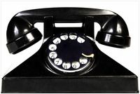 Wallario Poster - Altes schwarzes Retro-Telefon mit Wählscheibe frontal, Größe: 61 x 91,50 cm