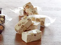 Nougat nach Montelimar Art weiß, einzeln verpackt 1 kg, lose