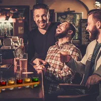 relaxačná drevená tabuľa na alkohol so 6 pohármi