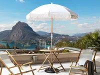 BELIANI Sonnenschirm Weiß Stoff-Bespannung Rund ⌀ 150 cm mit Volant Regenschutz Holzmast Neigungsfunktion Kurbel Boho Garten Outdoor Balkon Terrasse