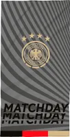 Offizielles DFB Handtuch für Sport und Zuhause in 75x150 cm · Großes Strandtuch zur Fußball EM 2024 aus 100% Baumwolle · Motiv Matchday grau gestreift