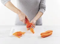 Joseph Joseph SafeStore™ Julienne-Schäler mit Klingenschutz