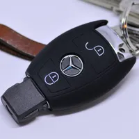 FOAMO Autoschlüssel Hülle kompatibel mit Mercedes Benz SmartKey (nur  Keyless-Go) - Leder Schutzhülle Cover Schlüssel-Hülle in Schwarz Rot 4D :  : Elektronik & Foto