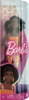 Mattel HPF74 Barbie mit lockige Schwarze Haare, Kleidung, Plateausandalen und Accessoires für Kinder