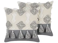 BELIANI Dekokissen 2er Set Beige u. Grau Baumwolle 45x45 cm mit Fransen Abnehmbarer Bezug Boho Stil für Sofa Sessel Bett Wohnzimmer