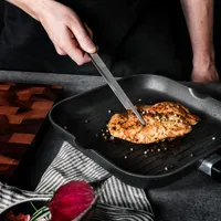 Navaris Grillpinzette aus rostfreiem Edelstahl - 30cm lang - Grill Fleischpinzette - auch als Bratpinzette Servierpinzette Küchenpinzette nutzbar