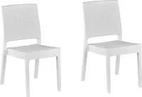 BELIANI Zahradní židle v sadě 2 bílých plastů, ratanový vzhled, doplňky na balkon / terasu / zahradu, moderní venkovní nábytek