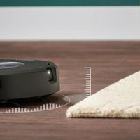 iRobot Roomba j7+ Combo - chytrý robotický vysavač a robot na mopování pro automatizovanou údržbu domácnosti