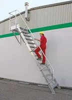 Günzburger Steigtechnik Treppe mit Plattform 60° Stufenbreite 600 mm 15 Stufen Aluminium geriffelt - 600375