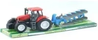 Malý traktor s pluhem