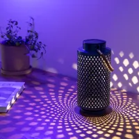 Navaris LED Solarlaterne zylindrisch für außen - mit Tragegriff - cooler Schatteneffekt - Orientalische Garten Solar Laterne - Gartendeko Lampe Blau