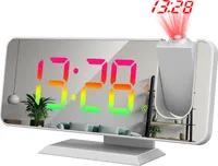 Digitaler 180° Projektionswecker mit dynamischer RGB-Lichthelligkeit, einstellbarer Schlummerfunktion, zwei Alarmeinstellungen, USB-Ladeanschluss, Spiegeluhr fuer Schlafzimmer, 12/24 Stunden