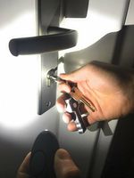 2x ocona© Taschenalarm zur Selbstverteidigung mit integrierter LED-Lampe, 140dB Schwarz Rund