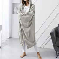 Fleece-Karodecke mit dünenfarbenen Ärmeln und Kapuze, 165 x 115 cm