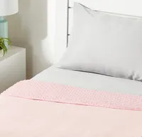 Dětská zátěžová deka Amazon Basics z bavlněné zátěžové deky a potahu z mikrominku, 2,27 kg, 91,4 x 121 cm, šedá/růžová