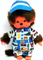 Sekiguchi 243099 - Original Monchhichi Junge, Plüschtier im 80er Jahre Outfit und Kappe, ca. 20 cm großes Kuscheltier aus braunem Plüsch