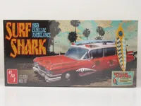 AMT 1242 Cadillac Ambulance Surf Shark 1959 rot weiß Kunststoffbausatz 1:25