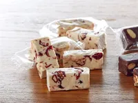 Nougat mit Cranberries weiß, einzeln verpackt 1 kg, lose