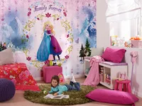Komar Vlies Fototapete - Frozen Family Forever  - Größe: 400 x 260 cm (Breite x Höhe) - 8 Bahnen