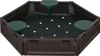Outsunny Sandkasten DIY Sandkiste mit 3 Sitzplätzen, Sandbox aus HDPE mit Abdeckplane, für 3-12 Jahre Kinder, Ø120 x 21cm, Braun