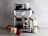 Profi Espressomaschine Siebträger mit Mahlwerk, Milchaufschäumer und Kännchen