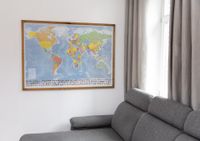 Magnethaftende Weltkarte mit Holzrahmen zum Aufhängen in deutscher Sprache, 144 cm X 103 cm