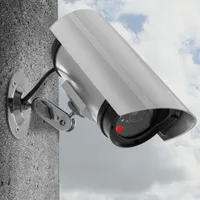 kwmobile Kamera Dummy Überwachungskamera Attrappe - Fake Camera mit rotem LED Licht - täuschend echt für Wand Decke - nötig 2xAA Batterie