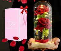 GKA ewige Rose in Glaskuppel mit Holzsockel verpackt in einer Geschenkbox Die schöne und das Biest 2 Rosen
