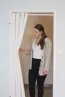tinycurtains Türvorhang 210x150cm mit Teleskopstange (weiß), einfache Montage in nur 1 Minute ohne Bohren, Thermovorhang