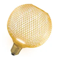 Plochá LED žárovka OSRAM DECOR v kovovém pouzdře z matného plastu ve zlaté barvě o průměru 125 mm v teplé bílé (2700 K), 3,5 W / 300 lm a paticí E27, je nestmívatelná a poskytuje elegantní osvětlení.