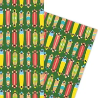 Buntes Skater Geschenkpapier mit coolen Skateboards auf grün - G5875, 32 x 48cm