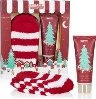 BRUBAKER Cosmetics Weihnachten Geschenkset Winter Beeren Duft - Extra weiche Plüsch Socken mit 110 ml Fußlotion - Fußpflege Weihnachtsset für Frauen
