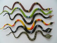 1X Gummischlange 1,3m Gummi Schlange Reptilien Kriechtier Tricky Spielzeug 