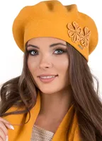 Vivisence Baskenmütze Damen mit Blumenapplikation Universalgröße - Mütze Damen Winter für Elegante Frauen Strickmütze herbst Wollmütze warm - Honig
