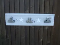 Kartenhalter, Zettelhalter, Pinnwand, 3 Klemmhalter Holzbrett