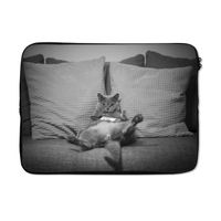 MuchoWow® Laptop Hülle 14 ZollFaule Katze auf Sofa - schwarz und weiß Laptoptasche - Laptoptasche - Stoßsicher - Schutzhaube