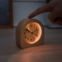 Navaris Analog Holz Wecker mit Snooze - Retro Uhr Halbrund mit Ziffernblatt Gold Alarm Licht - Leise Tischuhr ohne Ticken - Naturholz in Hellbraun