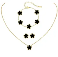 Ein Set aus Goldschmuck, Chirurgenstahl, Halskette, Armband, Ohrringen
