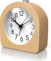 BEARWARE Wecker analog ohne Ticken – halbrund - Holz hell – Retro Design – beleuchtetes Ziffernblatt mit Licht – lautlos - Reisewecker - Weckton - Snoozetaste Schlummerfunktion – batteriebetrieben