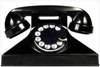 Wallario selbstklebendes Poster - Altes schwarzes Retro-Telefon mit Wählscheibe frontal, Größe: 61 x 91,50 cm