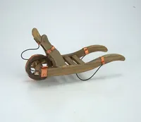 Schubkarre aus Holz mit Kupferbeschlägen, Länge 12 cm. Weihnachtskrippe.