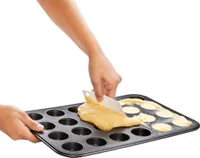 Zenker Mini-Muffinform 24er Backblech (Ø 4,5 cm), für saftige mini Muffins & Cupcakes, Muffinblech, flach & antihaft-beschichtet, Maße: 38,5 x 26,5 x 2 cm