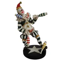 Clown Jocko jongliert im Streifenkostüm