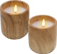 LED Kerze im Keramik Becher mit Holz Optik 10 x 9 cm - 2er Set - Dekokerze Batterie betrieben mit Timer Funktion - Deko Stimmungslicht künstliche Flamme mit Flacker Effekt für Innen